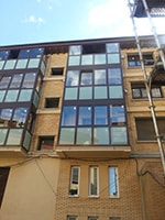Edificio - Montaje de ventanas y cerramiento de terrazas