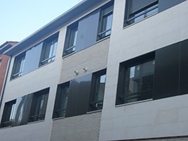 Edificio: montaje de ventanas de aluminio