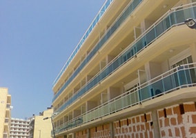 Edificio en Peñíscola - Montaje de ventanas y puertas de aluminio